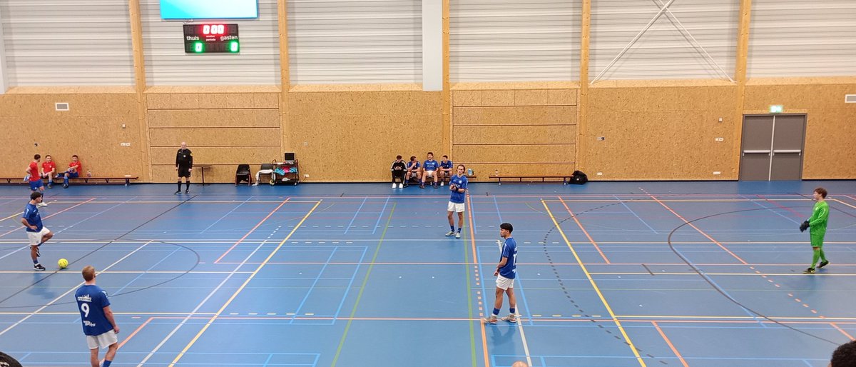 JaapdeKleine's tweet photo. Was gisteravond weer mooi bij t Jo van Marle toernooi @WRZVZwolle. Kijken naar zaalvoetballende Zwolse veldvoetballers en onderwijl bijpraten met bekenden. En omgekeerd. 
Vanavond de laatste poulewedstrijden en de finales. #jvm23 https://t.co/qvQWTfiEaZ