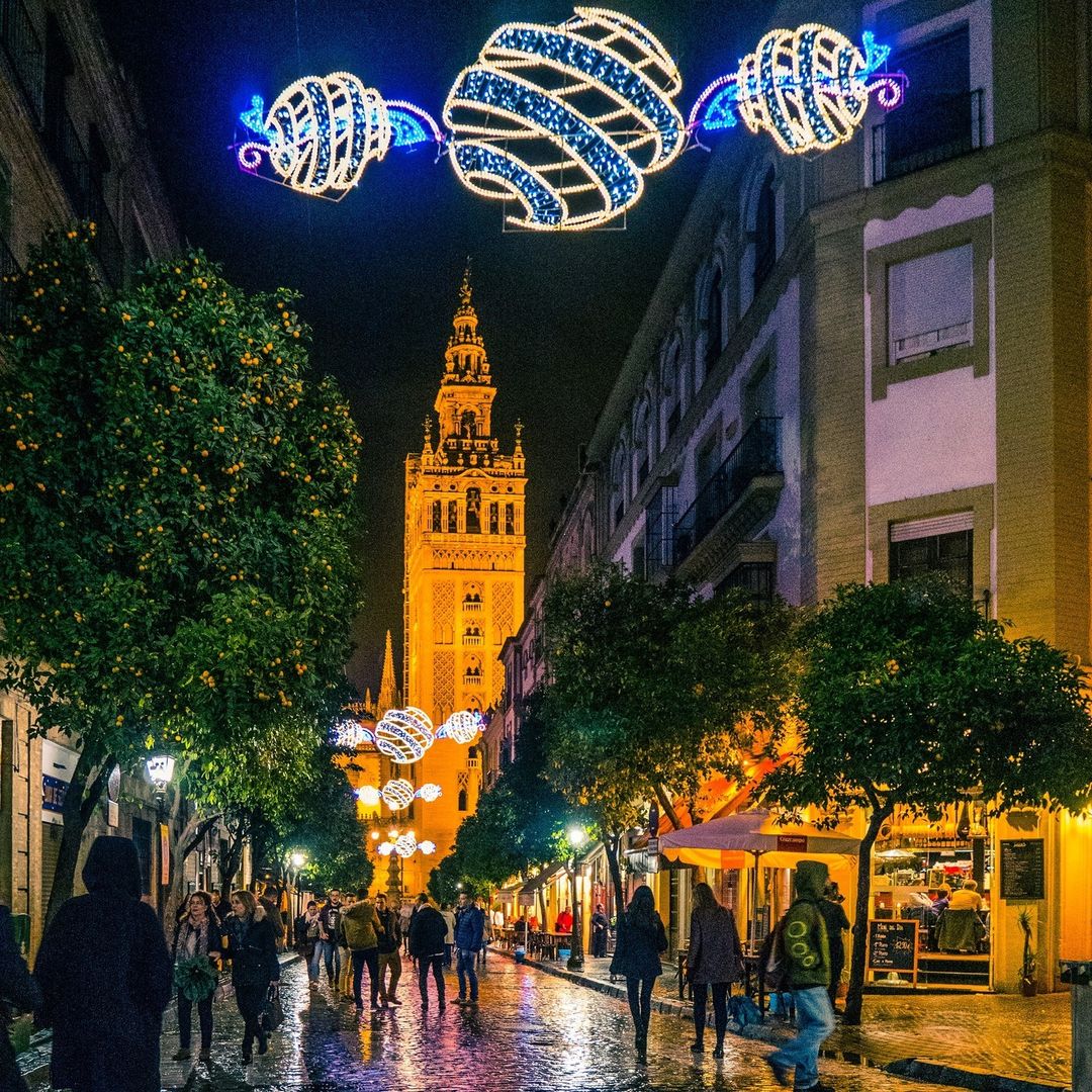 Durante le festività, le luci natalizie rendono #Siviglia ancora più magica. 😍 

Esplorare la città di notte con La Giralda illuminata è un'esperienza unica! 🌙✨

👉bit.ly/2MrtGYN

📸 @rivieratravel (ig)

#VisitSpain #ChristmasInSpain @viveandalucia @sevillaciudad