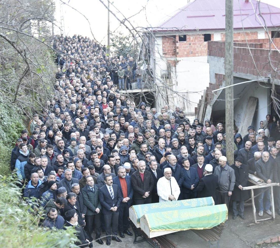 Sakarya’da meydana gelen kazada vefat eden Görele’li hemşehrilerimiz Kenan Cin ve Erdoğan Mandal’ın Yeşildere Köyündeki cenazesine katıldık.Merhumlara Allah’tan rahmet, ailelerine sabırlar diliyorum. Kazada yaralanan vatandaşlarımıza  geçmiş olsun dileklerimi sunuyorum.