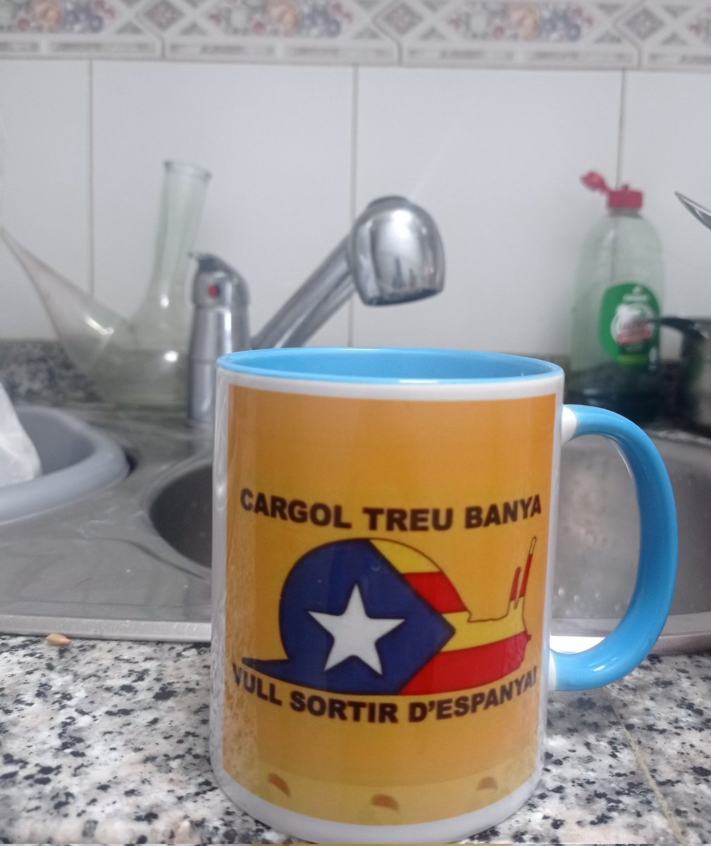 DenisMarches's tweet photo. Estrenant la taça q em va cagar el tió https://t.co/jRUvyWLG8E