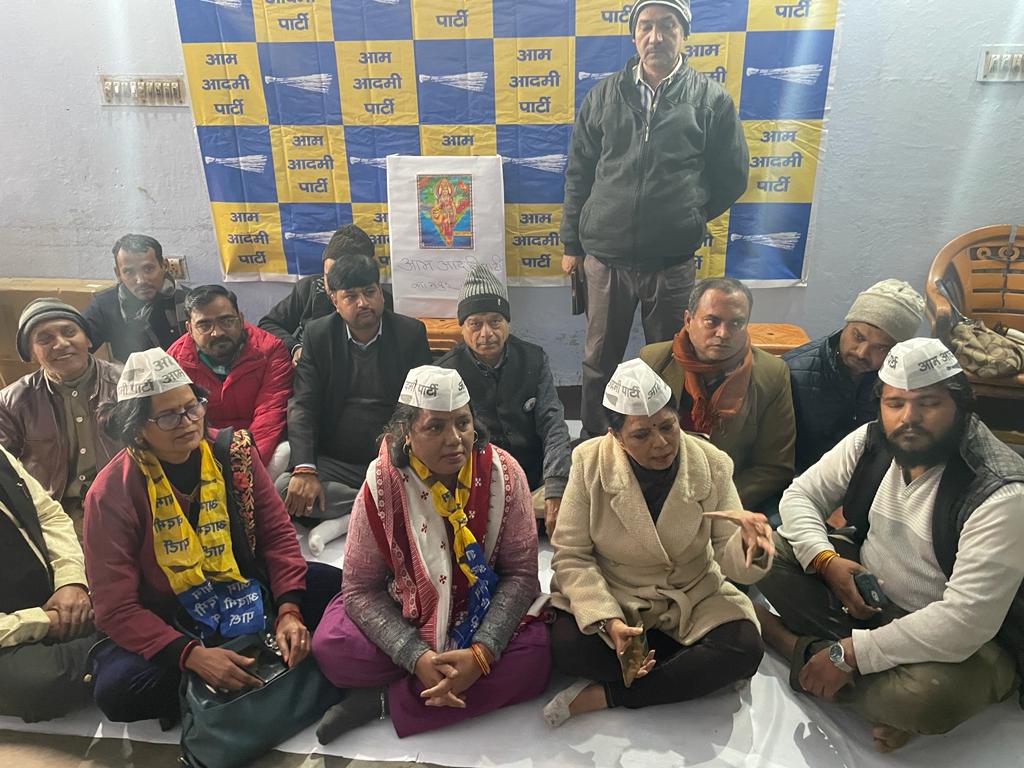 AAP4Kanpur's tweet photo. मोदी सरकार की तानाशाही के खिलाफ लोकतंत्र बचाने के लिए सांसद @SanjayAzadSln जी आज से हर शुक्रवार जेल में रख रहे उपवास।
सांसद संजय सिंह जी के आह्वान पर AAP कानपुर नगर के साथियों ने भारत माता की प्रतिमा पर माल्यार्पण कर उपवास रखा।
@anujAAPka
@imushirsiddiqui
#SanjaySinghJhukengeNahi https://t.co/qykHBAzLrq