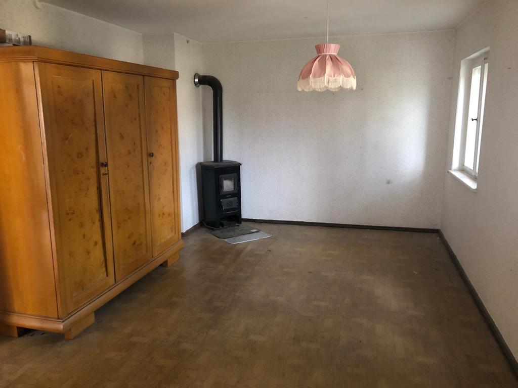 BOHOHV's tweet photo. Zum Jahreswechsel noch ein Preiskracher für Selbstrenovierer. Lauschiges Einfamilienhaus mit Garten für 329 EUR:
  https://t.co/PBtd0SpyvM https://t.co/znF8ClaEnd
