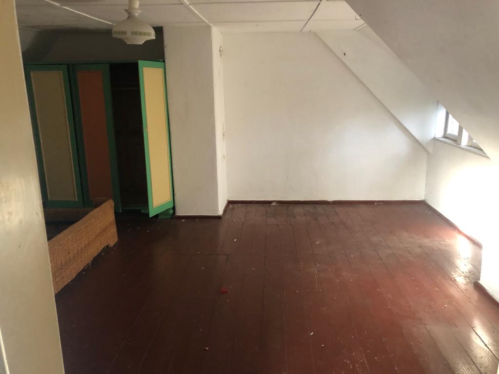 BOHOHV's tweet photo. Zum Jahreswechsel noch ein Preiskracher für Selbstrenovierer. Lauschiges Einfamilienhaus mit Garten für 329 EUR:
  https://t.co/PBtd0SpyvM https://t.co/znF8ClaEnd