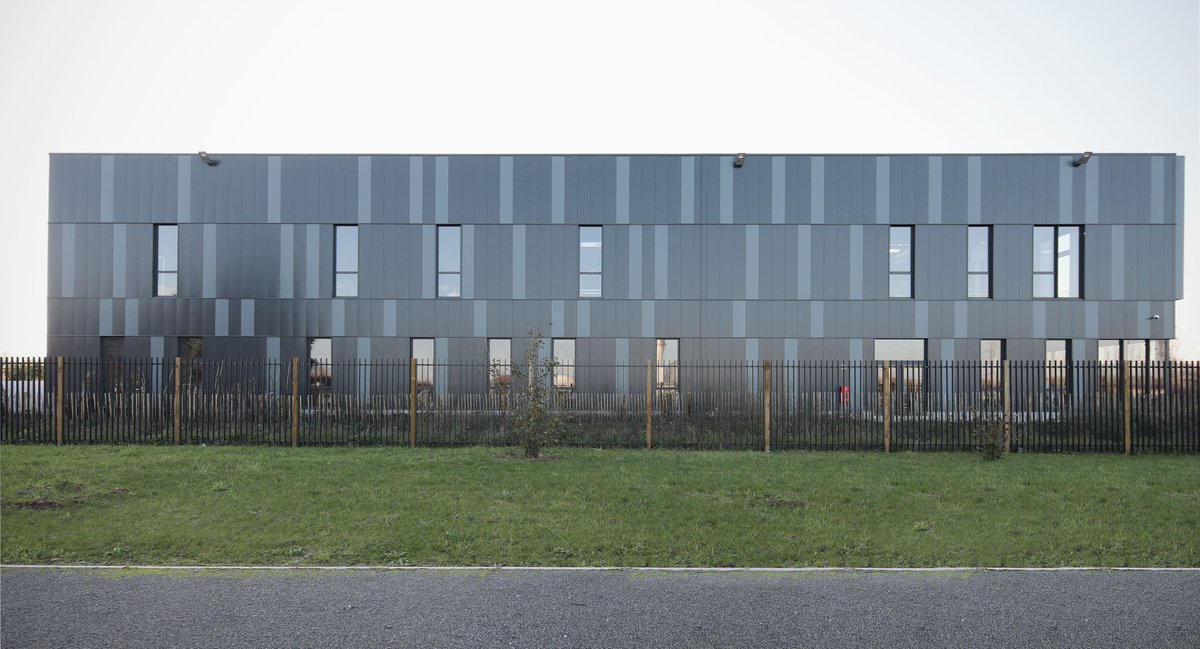 LA4plus's tweet photo. Implanté à Vaires-sur-Marne (77), le parc d’activités TEQLAB de 3055m² a été livré cet automne par les Ateliers 4+.
💧 Gestion vertueuse des eaux pluviales
🌳47 arbres de haute tige &amp; 33 massifs soit 25% d’espaces verts.
🙏🏼 Merci à l’équipe d’Aménagement 77 et à nos équipes ! https://t.co/mDuDNrdnzL