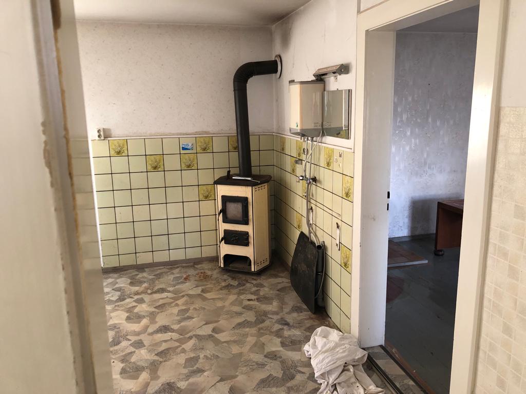 BOHOHV's tweet photo. Zum Jahreswechsel noch ein Preiskracher für Selbstrenovierer. Lauschiges Einfamilienhaus mit Garten für 329 EUR:
  https://t.co/PBtd0SpyvM https://t.co/znF8ClaEnd