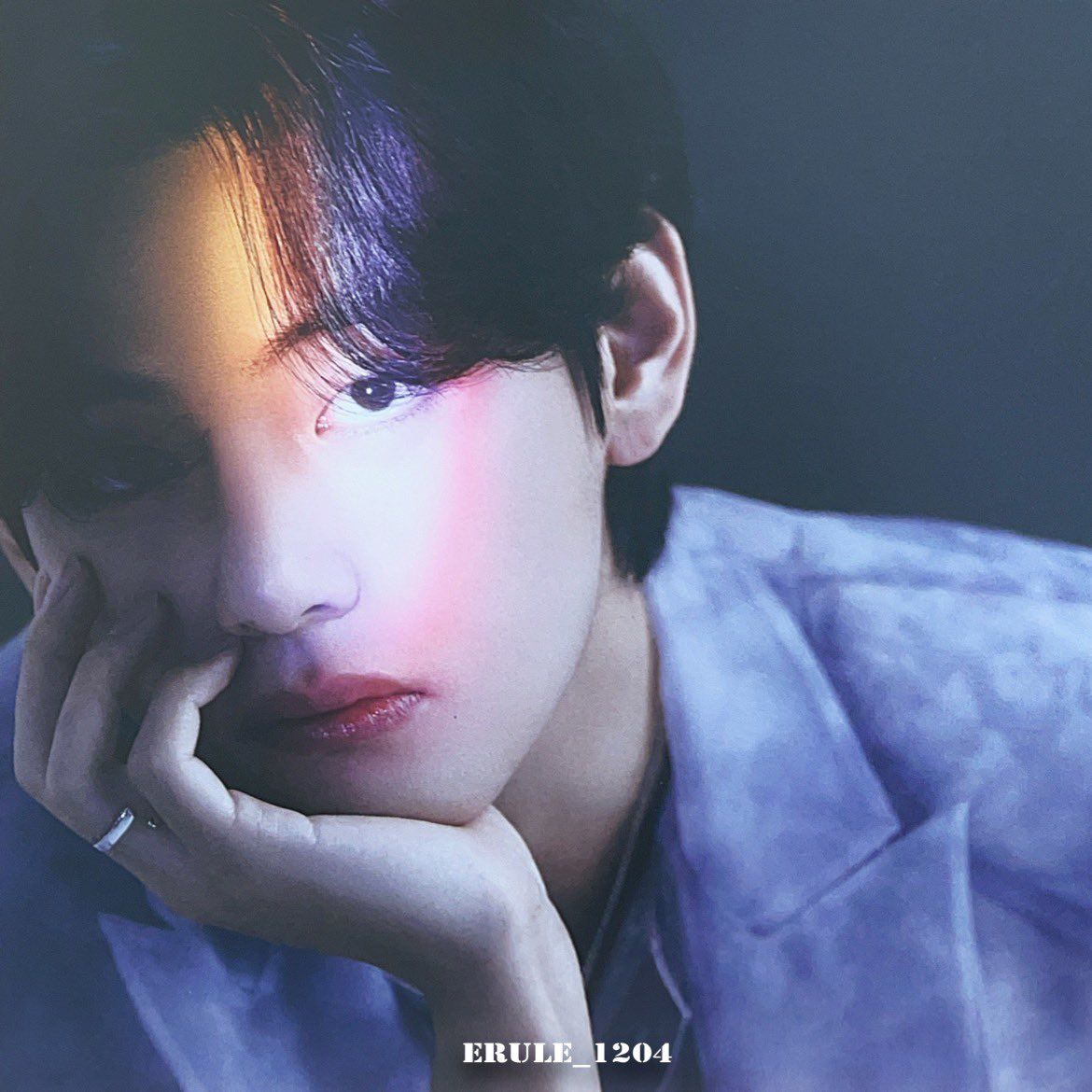 mzz_batman's tweet photo. Happy Birthday TaeTae!!! 🤗🎉💜 @BTS_twt #HappyBirthdayTaehyung #HAPPYVDAY #OurEternalArtistTaehyung #OurWinterTreasureV https://t.co/Bs3PnFcr2B