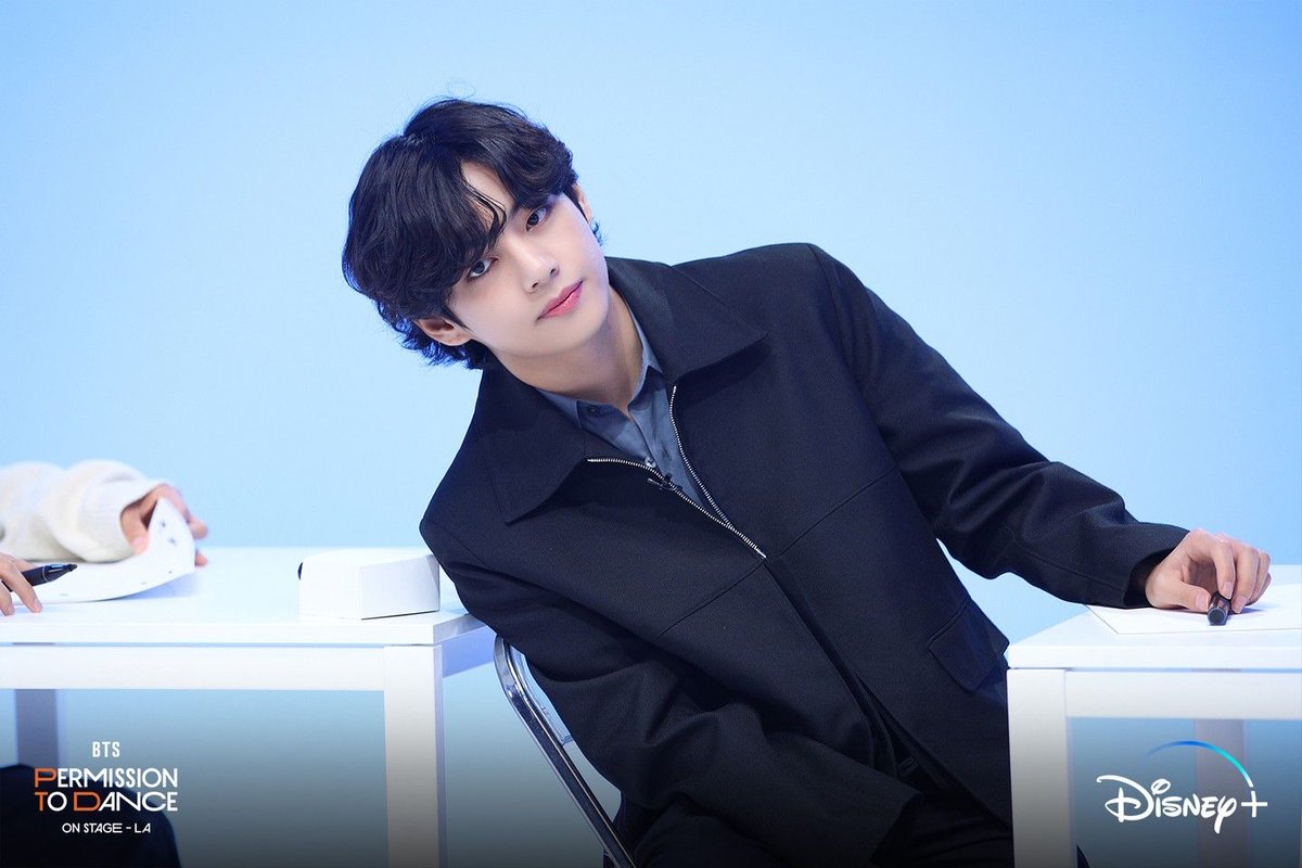 mzz_batman's tweet photo. Happy Birthday TaeTae!!! 🤗🎉💜 @BTS_twt #HappyBirthdayTaehyung #HAPPYVDAY #OurEternalArtistTaehyung #OurWinterTreasureV https://t.co/Bs3PnFcr2B