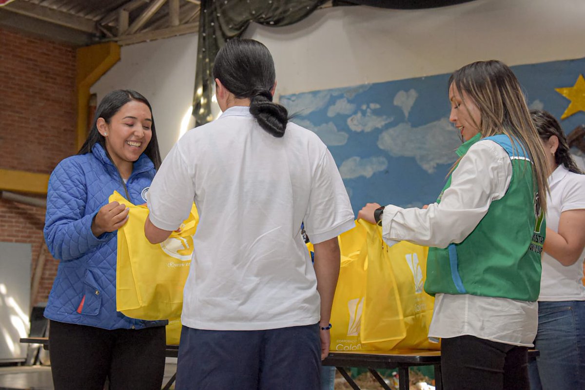 ICBFColombia's tweet photo. Las 31 adolescentes y jóvenes del Centro de Atención Especializado (CAE) Hogar Femenino la Esmeralda, recibieron regalos y compartieron un momento fraterno con el apoyo de la Fundación Mujeres de Éxito del Grupo @Servientrega_ms. 
 
En estas festividades, #RegalaPazYAmor. https://t.co/npKNknuuxL