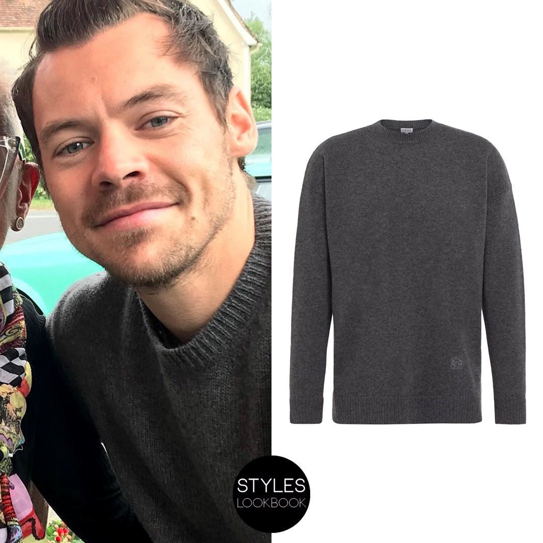 Out in England earlier this year, Harry was pictured wearing a @LoeweOfficial wool-blend anagram sweater ($750). styleslookbook.com/post/738060460… 📸 thetheydonoak