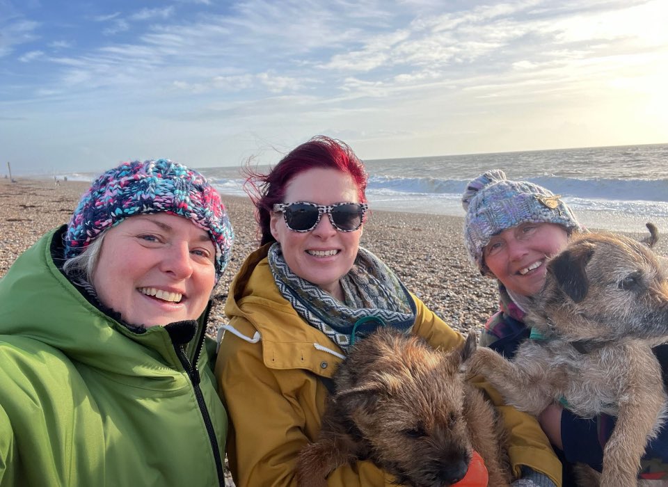 SkipperTheBear's tweet image. We bin on a VERY WINDY beach today wiv mum and her top pals! 
We got bacon for brekkie, had lots of fuss and pats, and the. chasing balls and seagulls on the beach. #Pawfect