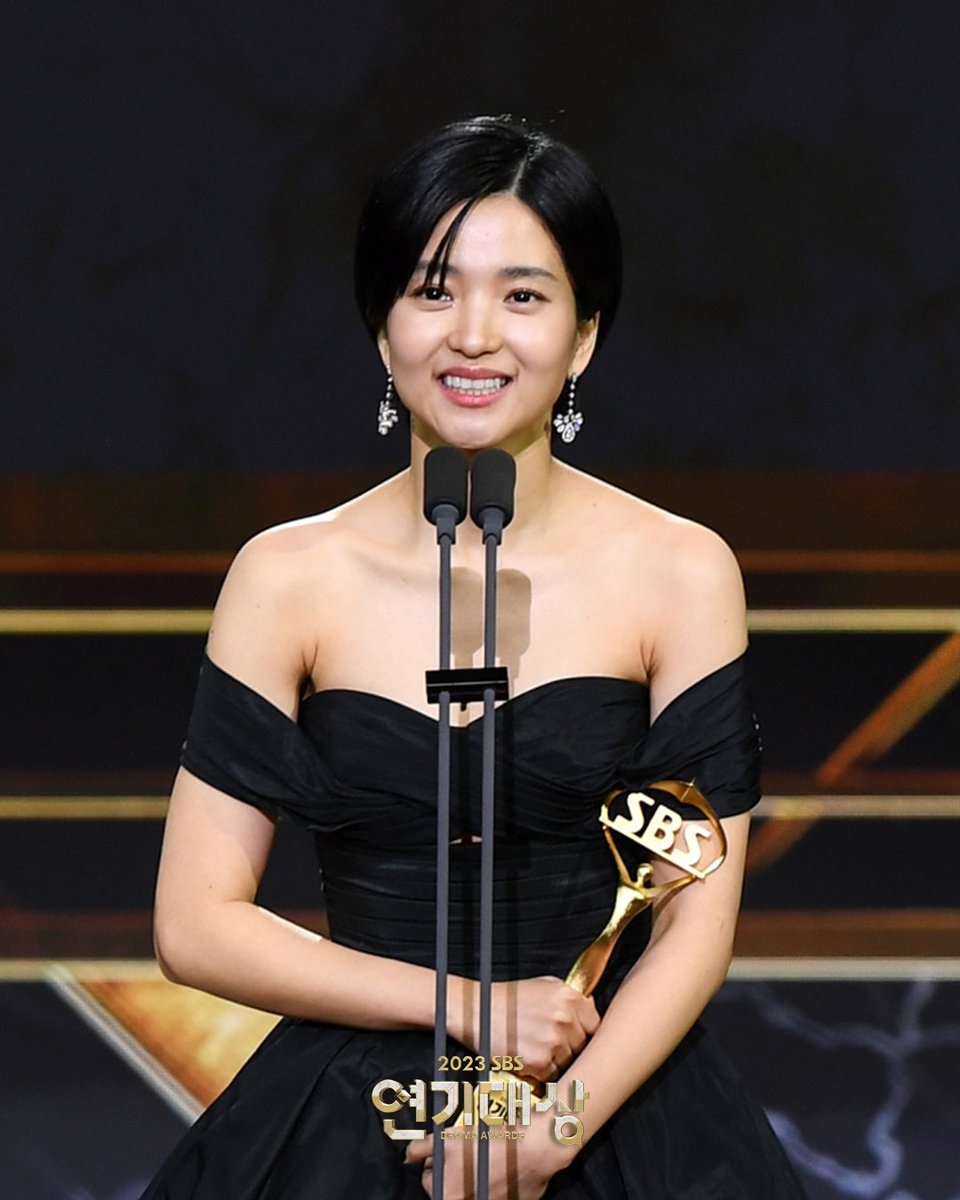 SBSNOW's tweet photo. <2023 SBS 연기대상>
#대상🏆
#김태리 #악귀 #Revenant

#2023SBS연기대상 #SBSDramaAwards
#SBS드라마 #연기대상 #2023연기대상 https://t.co/dtDPGwiszC