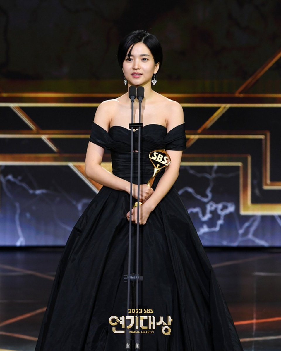 SBSNOW's tweet photo. <2023 SBS 연기대상>
#대상🏆
#김태리 #악귀 #Revenant

#2023SBS연기대상 #SBSDramaAwards
#SBS드라마 #연기대상 #2023연기대상 https://t.co/dtDPGwiszC