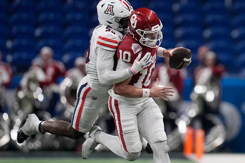Oklahoma 5 ⭐️ freshman QB Jackson Arnold vs #13 Arizona last night:

• 362 yards
• 2 TD’s
• 3 INT
• 1 fumble
• 58.3 QBR

Overall despite some plays that happened due to clear lack of experience and game reps, Arnold looks like he could eventually be a standout QB for the