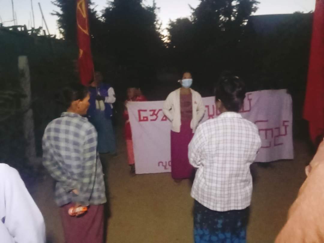 naingnaingaung's tweet photo. This evening in the Sagaing Region, the Shwe Yay Kyi Shall Fly Victory Flag protest column conducted an anti-military dictatorship protest, showcasing both the PDF and the All Burma Federation of Student Unions Flags.
#HelpMyanmarIDPs
#2023Dec29Coup #WhatsHappeningInMyanmar https://t.co/4JhNp9ImdQ