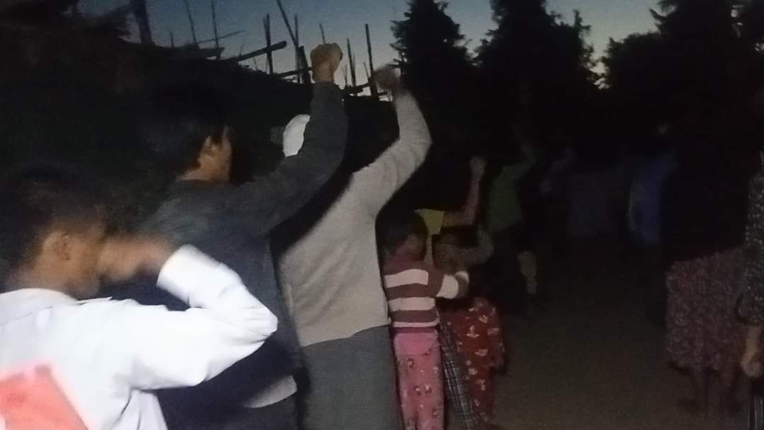 naingnaingaung's tweet photo. This evening in the Sagaing Region, the Shwe Yay Kyi Shall Fly Victory Flag protest column conducted an anti-military dictatorship protest, showcasing both the PDF and the All Burma Federation of Student Unions Flags.
#HelpMyanmarIDPs
#2023Dec29Coup #WhatsHappeningInMyanmar https://t.co/4JhNp9ImdQ
