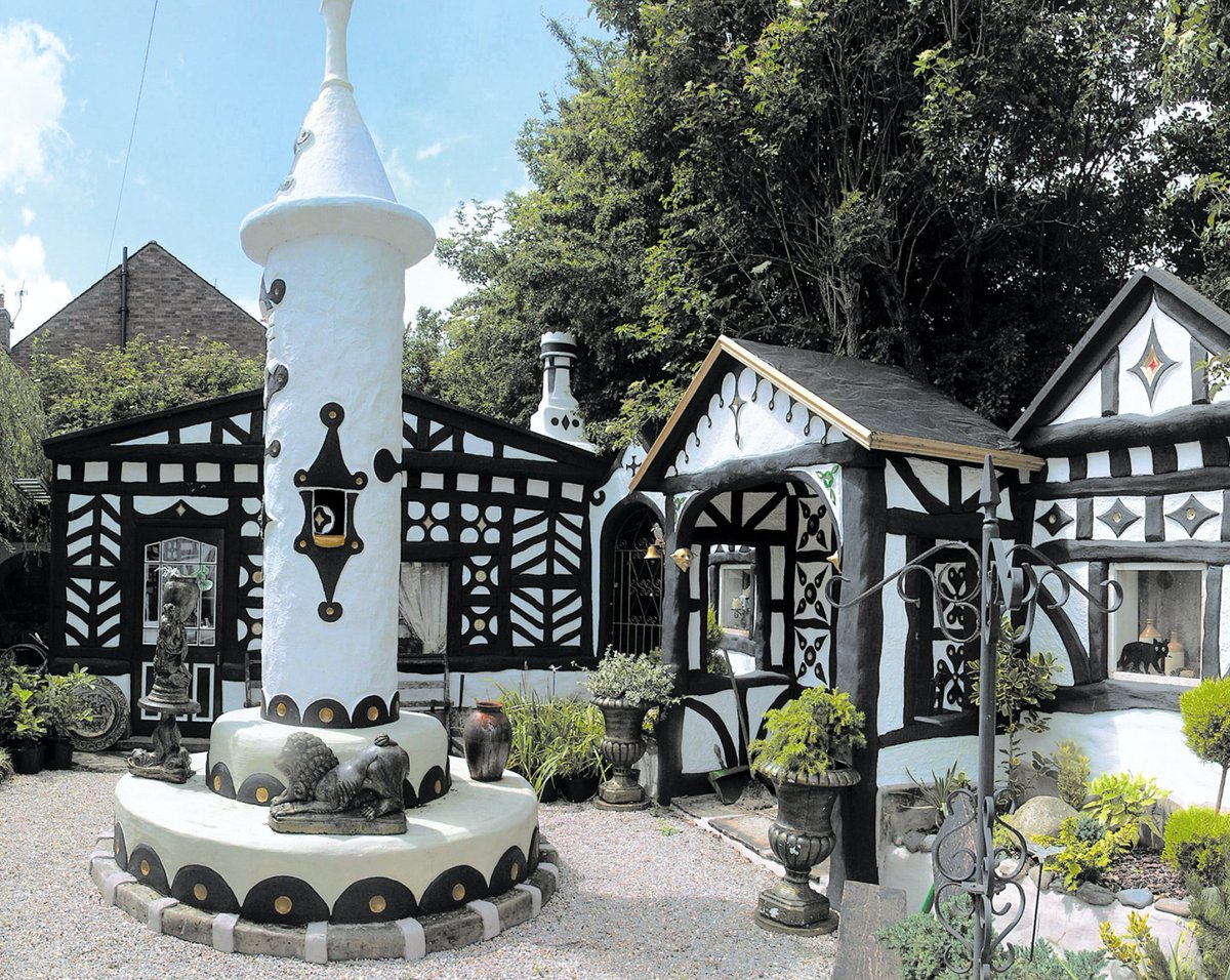 RawVisionMag's tweet photo. Kevin Duffy's decades-long dedication to building his own Tudor Village in north England is a fascinating journey. Delve into the charming world of his Tudor follies in #RawVision62.
https://t.co/kEWS7oFeW9
#kevinduffy #outsiderart #artenvironment #selftaughtart #rawvision https://t.co/zLRkMGs3pi