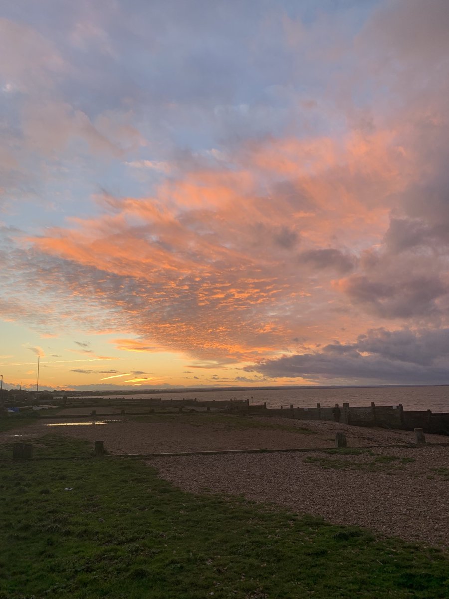 dleigh_david's tweet photo. Stunning sunset on Whitstable beach this afternoon. #whitstablelive https://t.co/fN6f4KZm5v