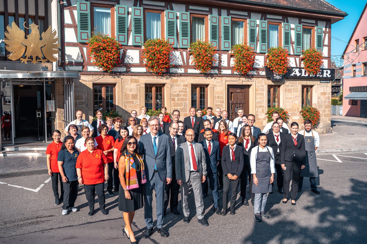 Rückblick auf 2023 (4)
Mit einer Spende an die <a href="/SKinderHerz/">Stiftung KinderHerz</a> haben wir unser soziales Engagement verstärkt.
2023 durften wir 8 neue Azubis in unserem Hotel und unseren Restaurants willkommen heißen. 12 Mitglieder unseres Teams würden für den Adler Kurier interviewt