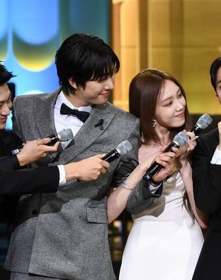 Awards Show❌❌
Woojineunjae wedding reception ✅✅✅

#SBSDramaAwards #LeeSungKyung #AhnHyoSeop