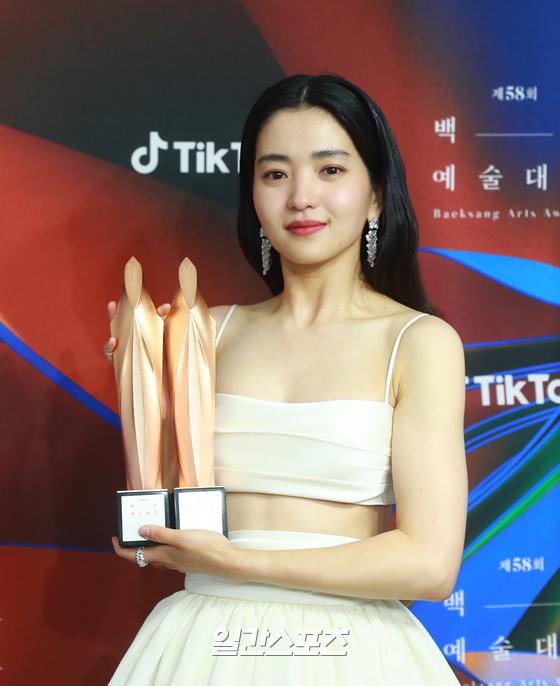 taeri_yeosin's tweet photo. 2022 BAEKSANG BEST ACTRESS  &amp; 2023 #SBSDramaAwards DAESANG WINNER

MY ONE AND ONLY, KIM TAE RI https://t.co/dPGPEhnHh3