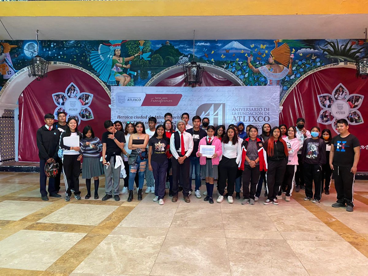 🔴📣#AlMomento
El <a href="/AtlixcoAyto/">H. Ayuntamiento Atlixco</a> pretende realizar una obra en el predio donado a la Unidad Educativa de Valle Real. Por lo que el día de hoy estudiantes, padres de familia y maestros se manifestarán. 

#EdilAcometeContraEscuela  #Atlixco <a href="/AriadnaAyala/">Ariadna Ayala</a>