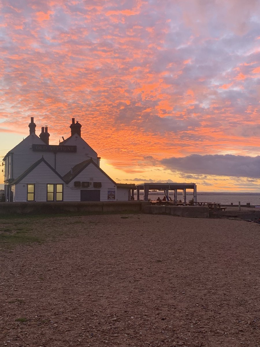 dleigh_david's tweet photo. The Neptune on Whitstable beach beneath a dramatic sky #whitstablelive https://t.co/2EXWyRPcjl