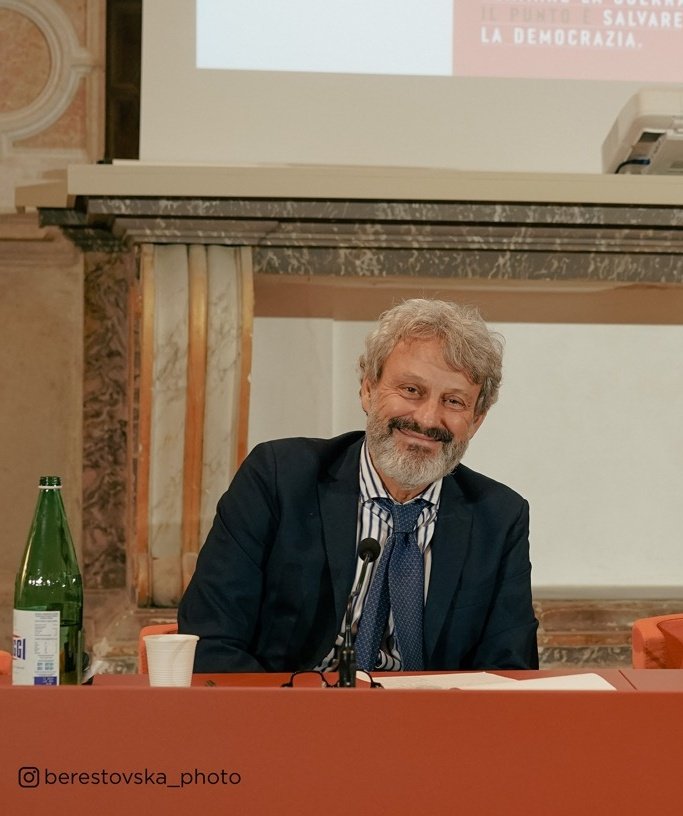 I nostri migliori auguri al professore <a href="/VEParsi1/">Vittorio Emanuele Parsi</a> ed un grande abbraccio alla famiglia.

Forza prof!!!