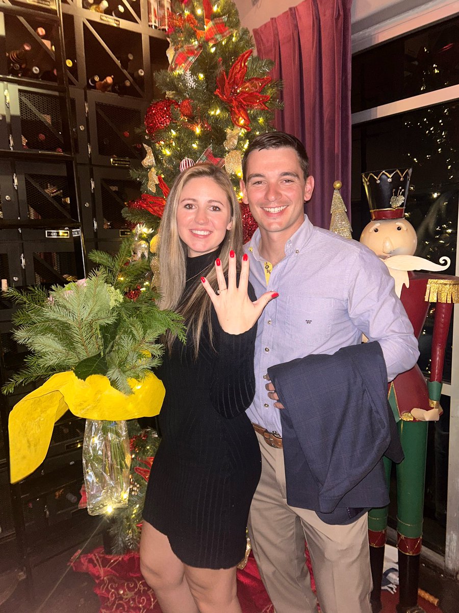 AshleyMAdami's tweet photo. Best Christmas break ever 🫶🏼🎄💍 https://t.co/o3FpdK66Ng
