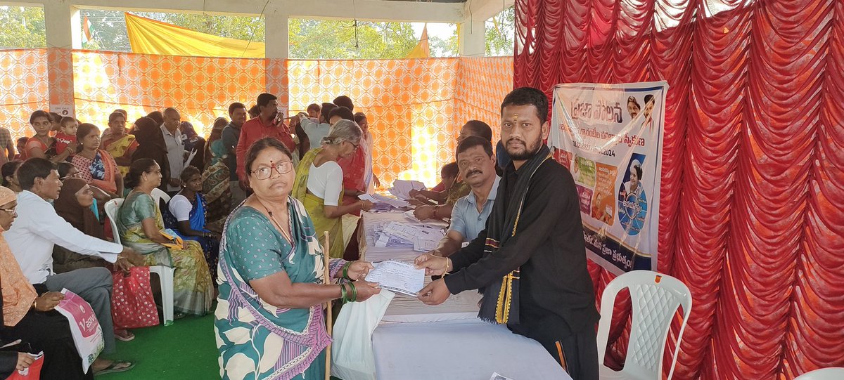 Shra1Nalla's tweet photo. ఈ రోజు రాజన్న సిరిసిల్ల జిల్లా20వ వార్డులో కాంగ్రెస్ పార్టీ ఇచ్చిన గ్యారంటీలను రాష్ట్ర ప్రభుత్వం నిర్వహించిన ప్రజా పాలన సదస్సులో బాగంగా ప్రజలు ఇచ్చిన దరకాస్తులను స్వీకరించి వారికి రశీద్ ఇవ్వడం జరిగింది.
సీఎం శ్రీ @revanth_anumula
@INCTelangana 
#PrajaPalana https://t.co/i61LLE0ENH