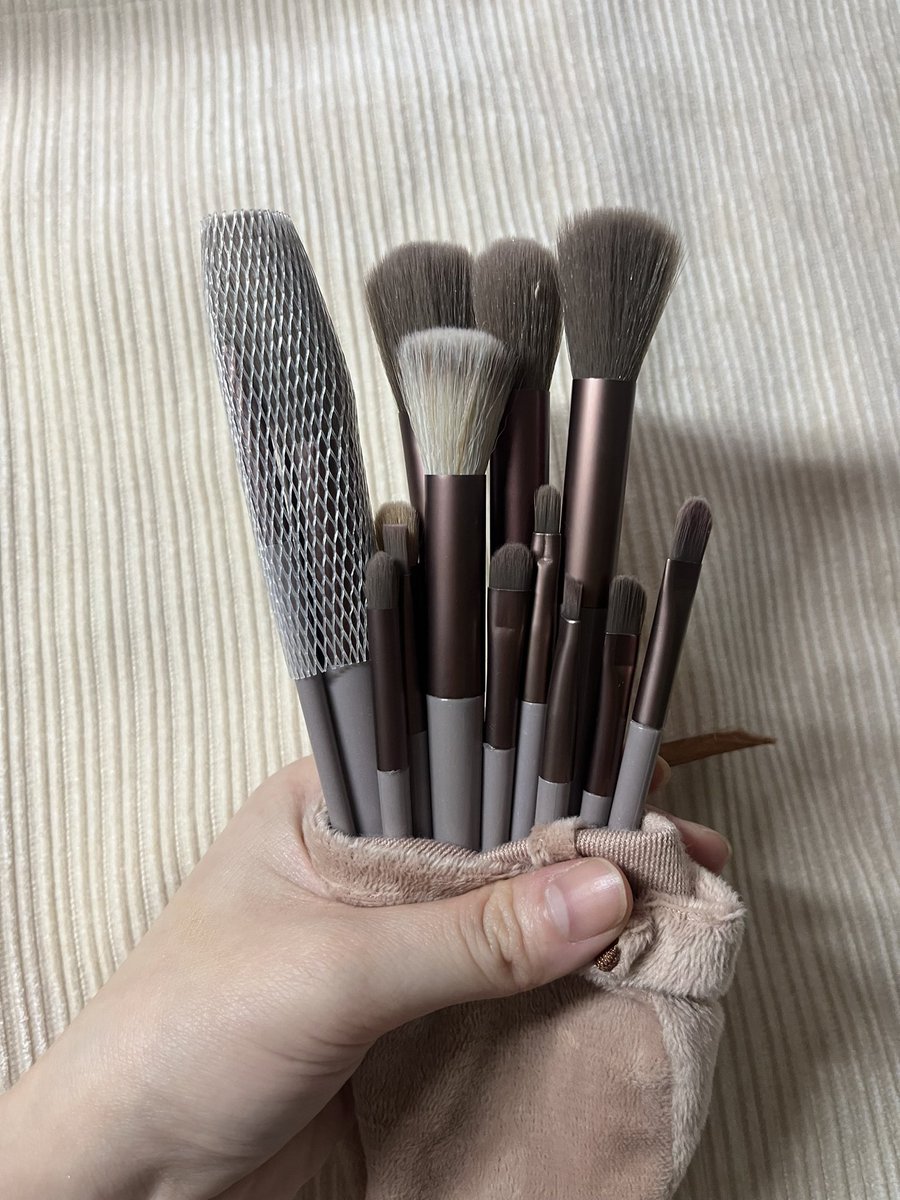 gulonghileaw's tweet photo. 8.เซทแปรงแต่งหน้า 13ชิ้น
40 กว่าบาท คุ้มเกิ้นนน😩 ใช้ดีด้วยนะขนนุ่มไม่บาดหน้า ไปต่ำๆ

https://t.co/kui3PPmXjn https://t.co/NhiQcfFSLt
