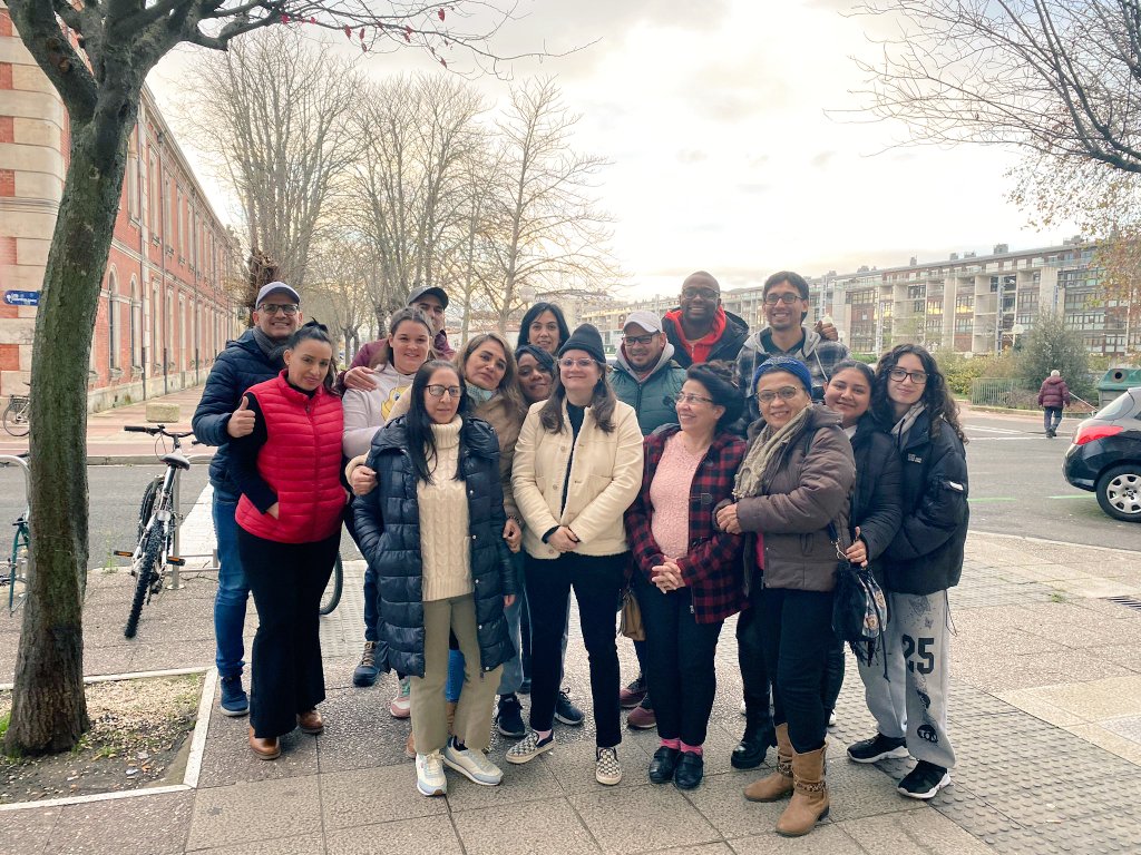 Venimos poco por Twitter 😶‍🌫️ llevamos ya una temporada volcadas en la formación sociosanitaria, nuestro expertise. Tenemos buen feedback ajeno 💫🫂🥰 Otro grupo que hemos formado súper bien para que vayan a las resis a tope de ganas y conocimientos. Formación de calidad 🔝