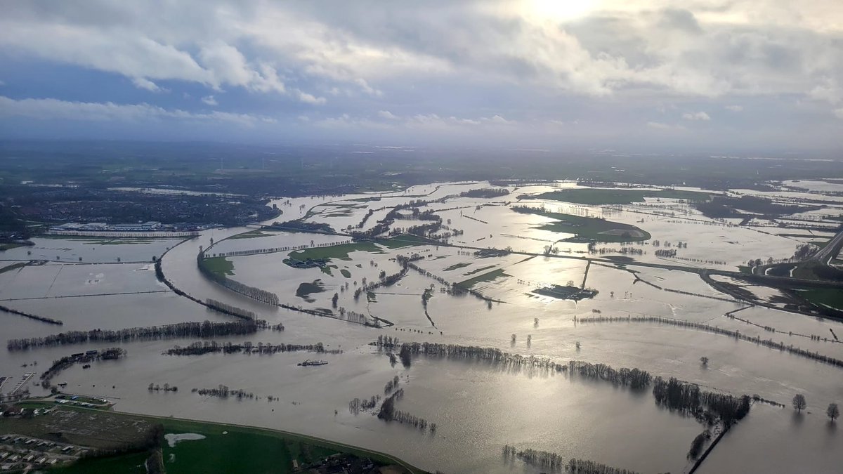 🌊𝗛𝗼𝗼𝗴𝘄𝗮𝘁𝗲𝗿 𝗶𝗻 𝗡𝗲𝗱𝗲𝗿𝗹𝗮𝗻𝗱!

Vandaag de lucht in voor <a href="/STOWAwater/">STOWA</a> en @WaterRijnIJssel om beelden te maken van het hoogwater in de IJssel.

Geen opnamen van het hoge water zelf, maar warmtebeelden van het land achter de dijk om kwel en wellen in beeld te brengen.