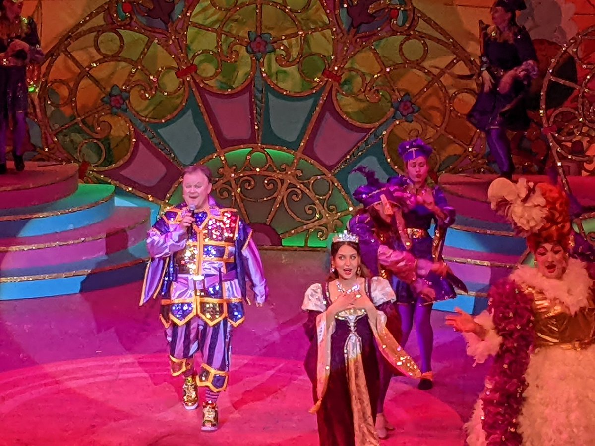 EmmaHawesTaylor's tweet photo. Fun at #Readingpanto with @_JustinFletcher and cast π https://t.co/zGQJMzvbTr