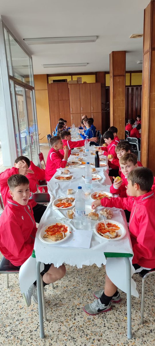 CanteraUDLog's tweet photo. 🏆 Torneo Alevín de Navidad @udcTxantrea

▪️@udcTxantrea A 0-1 @UDLogrones 

▪️@UDLogrones 0-0 Escuela Oyón

▪️@UDLogrones 0-0 @RealSociedad 

◼ Semifinales | @Alaves 2-0 @UDLogrones

3️⃣ y 4️⃣ puesto | @sdindautxu 1-0 @UDLogrones

😄 ¡El Logroñés, 4to clasificado!

#CanteraUDLog https://t.co/mKSxI8TjMd