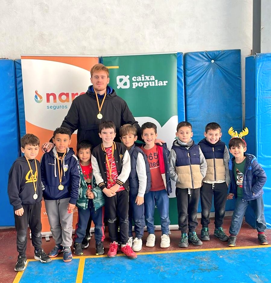 CBClaret's tweet photo. Hoy hemos terminado el minicampus de Navidad, con la entrega de diplomas, medallas y productos de nuestro patrocinador @Gourmet1975 #goPickenclaret #minicampus https://t.co/BpYEJ6pZGc