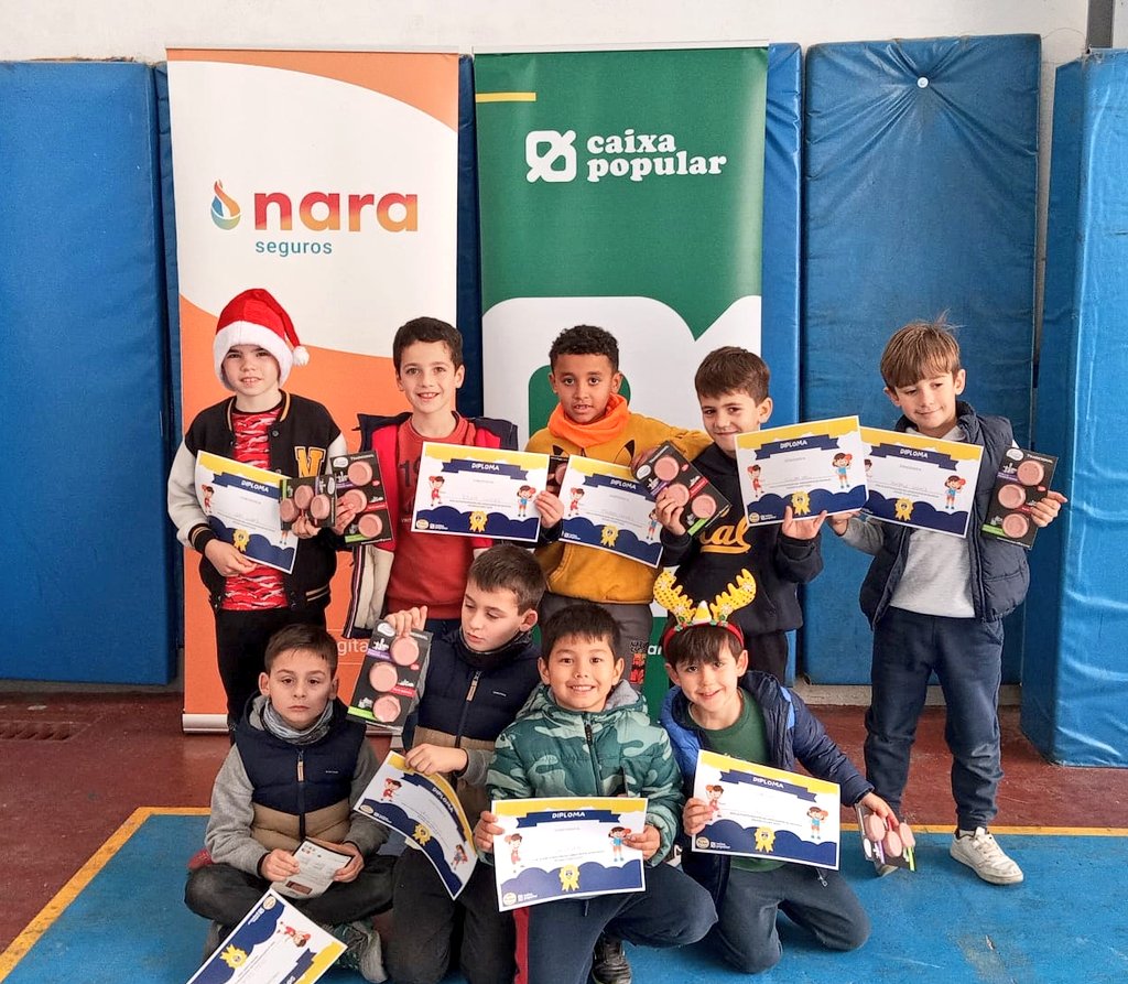CBClaret's tweet photo. Hoy hemos terminado el minicampus de Navidad, con la entrega de diplomas, medallas y productos de nuestro patrocinador @Gourmet1975 #goPickenclaret #minicampus https://t.co/BpYEJ6pZGc