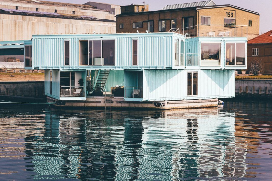 In recent years, container homes have emerged as a popular and sustainable alternative to traditional housing.

Read more ➡️ greenerideal.com/news/building/…

#buildingmaterials #homes #modularbuildings #recycledshippingcontainers #shippingcontainer