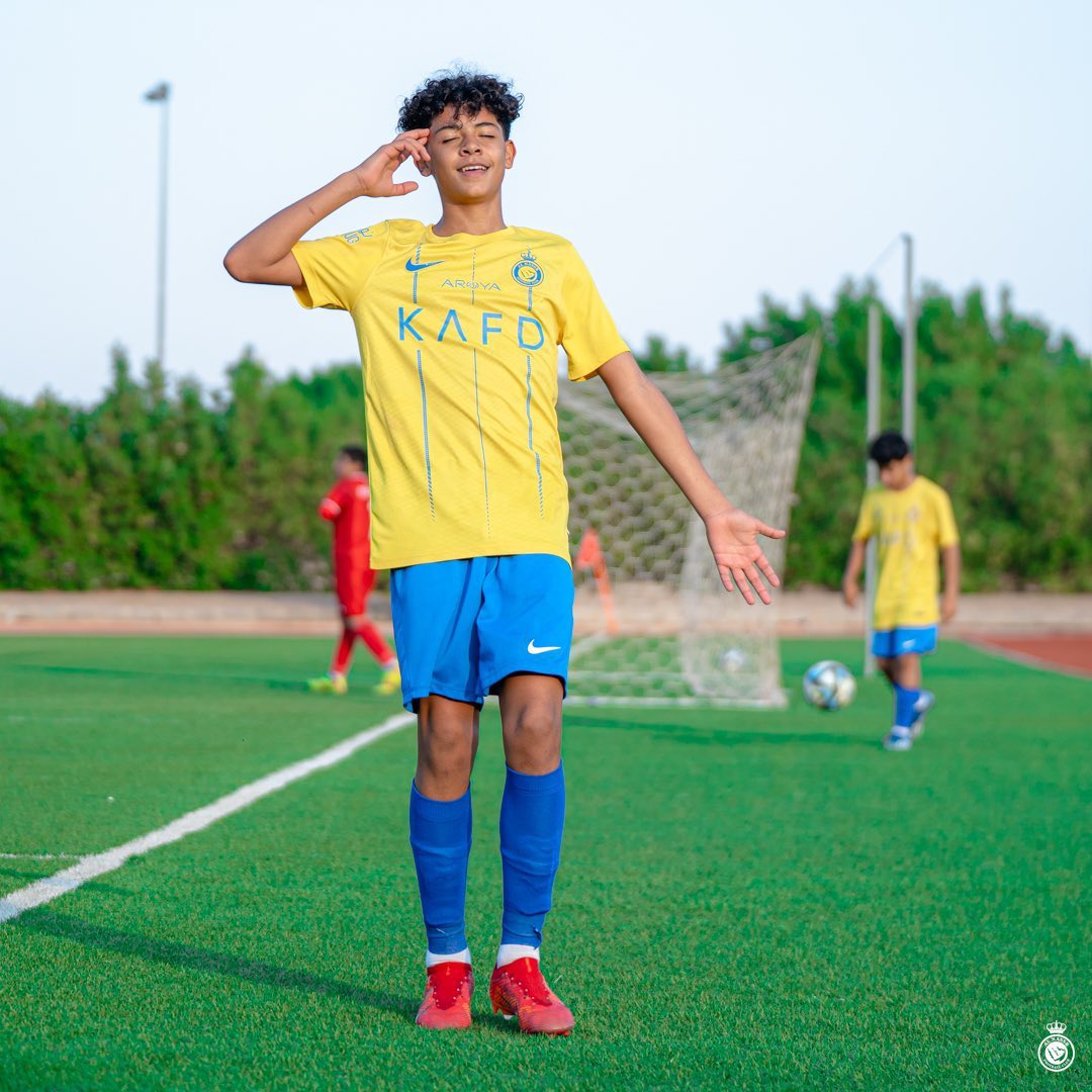 𝐂𝐫𝐢𝐬𝐭𝐢𝐚𝐧𝐨 𝐑𝐨𝐧𝐚𝐥𝐝𝐨 𝐉𝐫 𝐰𝐢𝐭𝐡 𝐡𝐢𝐬 𝐧𝐞𝐰 𝐜𝐞𝐥𝐞𝐛𝐫𝐚𝐭𝐢𝐨𝐧 🔥

Can he make this celebration iconic like his father?  ✨