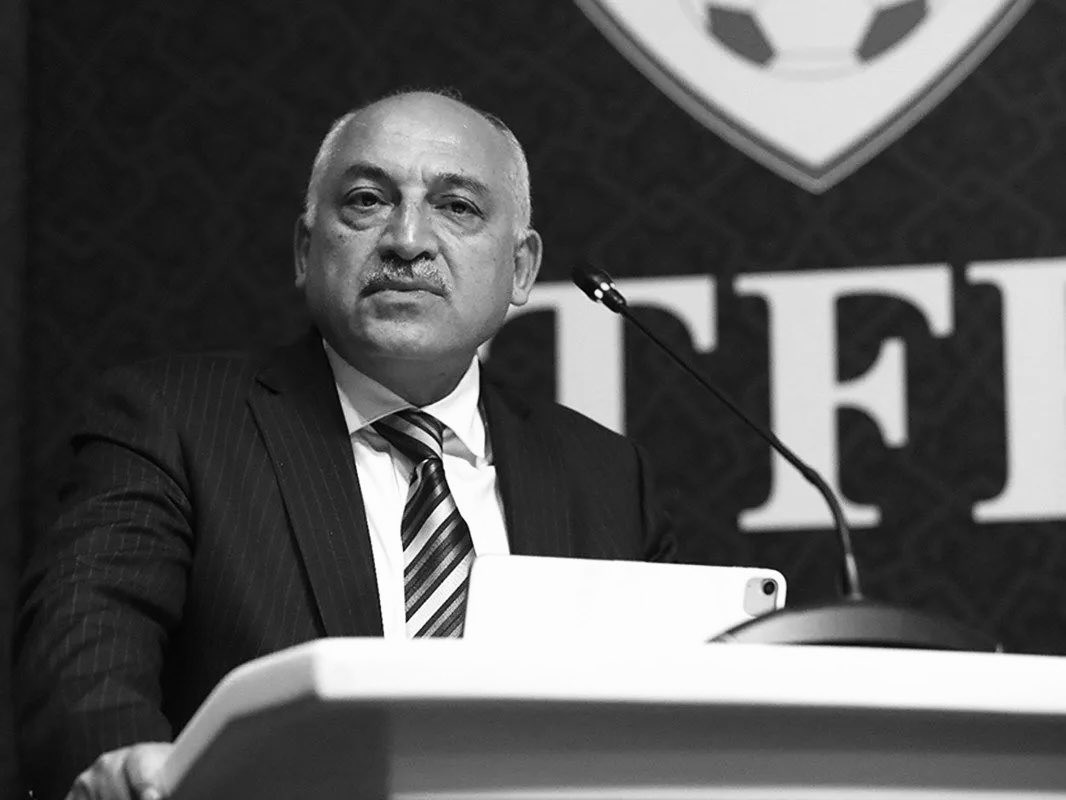Kelimenin tam anlamıyla işbilmezlik. Türk futbol tarihinin belki de en başarısız girişimi ve kocaman bir rezillik. Şu an tarafsız değil, Türk futbolundan tarafız. TFF Başkanı Mehmet Büyükekşi’yi derhal istifaya davet ediyoruz.