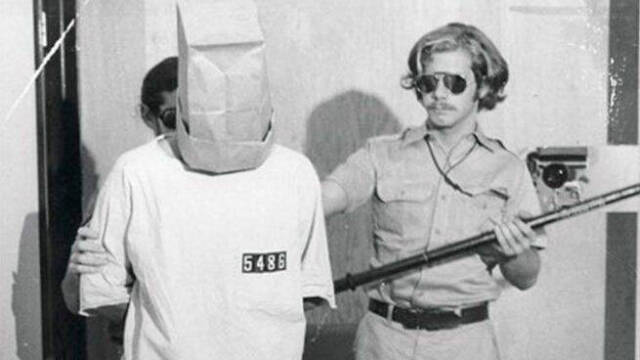 Imagínate que participas en una prueba en la que tienes que hacer de guardia o de prisionero. Al azar.
Fácil, ¿verdad? 
Algo así realizó el psicólogo Philip Zimbardo en 1971 que se salió de control en tan sólo 6 días.
EXPERIMENTO PRISIÓN DE STANFORD.
Hilo va🧵
#NeuroCosasNidea
