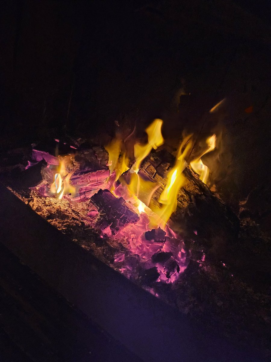 idenuit's tweet photo. On peut dire que l'#hiver est arrivé dans le #nebbiu
Meilleure place pour le dernier week-end de l'année... 🔥🔥
Bona sera
#focu
#caminu
#pace
#riposu https://t.co/kkuHhHiPab
