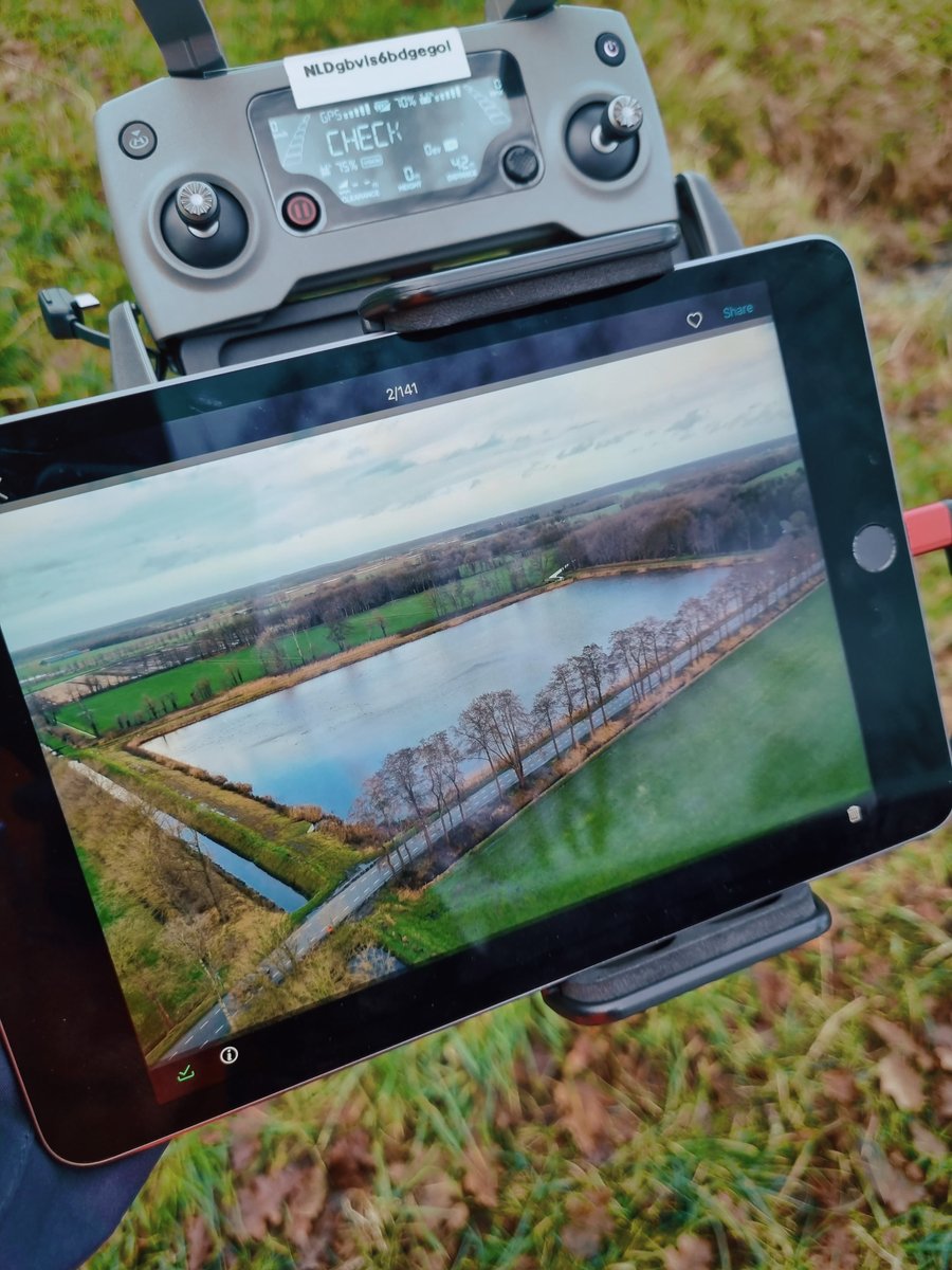 Vandaag #hoogwater vanuit de lucht bekeken in <a href="/ProvDrenthe/">Provincie Drenthe</a>. Hier neemt <a href="/WDODelta/">Waterschap Drents Overijsselse Delta</a> maatregelen met #waterbergingen zoals Oude Kene in @GemHoogeveen en Hamslag in #Bruntinge om wateroverlast te voorkomen. 📸💧