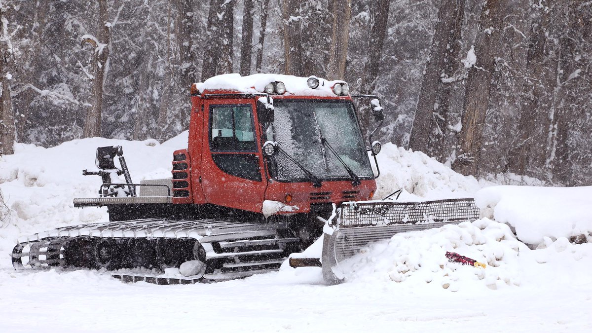 Jeremy Renner Run Over By Snow Plow Again bit.ly/473yBCQ