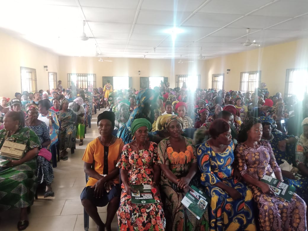 Ansome1981's tweet photo. Rt. Hon. Asuquo Archibong aka Poison celebrating Christmas and new year with the women of Urue offong Oruko LGA of Akwa ibom state. https://t.co/Ne9WEVHz3k