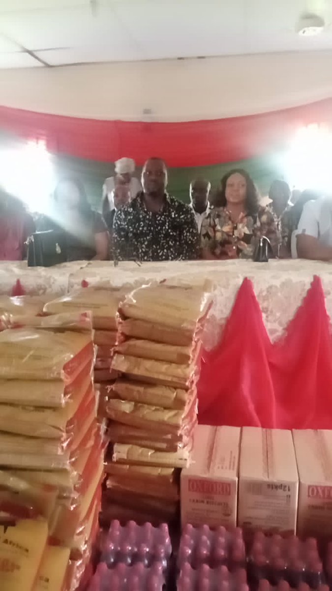 Ansome1981's tweet photo. Rt. Hon. Asuquo Archibong aka Poison celebrating Christmas and new year with the women of Urue offong Oruko LGA of Akwa ibom state. https://t.co/Ne9WEVHz3k