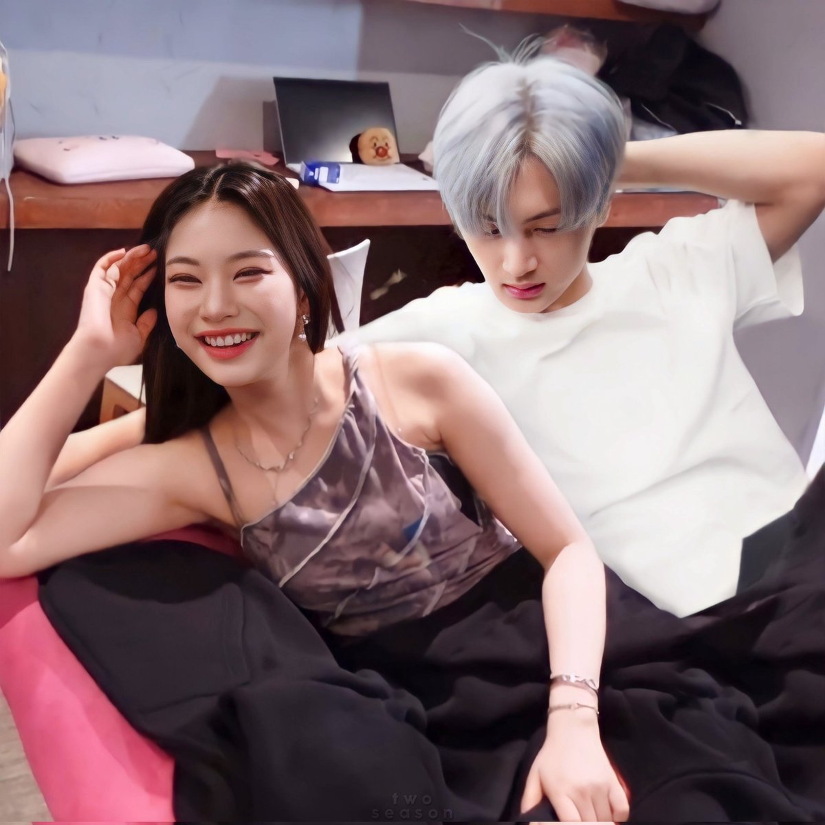 TWOS2EASON's tweet photo. jongchaengie sedang melakukan adegan dewasa (ketiduran disofa habis pulang kerja) https://t.co/45YkQPYQhx