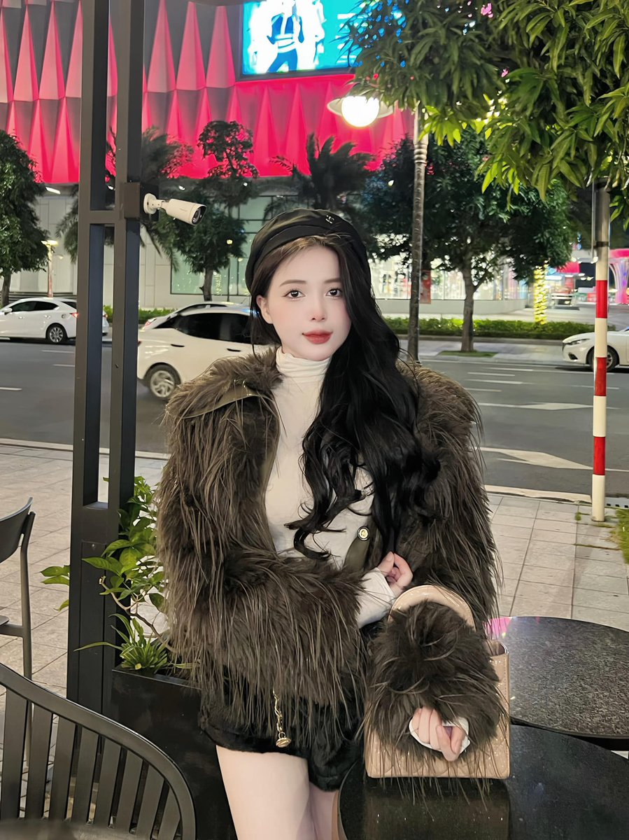 linhvy3369's tweet photo. Chưa đủ nhớ để gọi là yêu!
Chưa đủ quên để thành xa lạ!
Anh ám ảnh em giữa hai chiều nghiệt ngã!
Ngiêng bên này lại chống chếnh bên kia 🙂 https://t.co/Mc8OXkDqhV