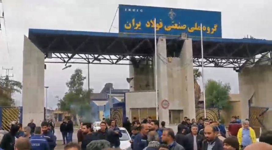somy574583's tweet photo. #فوری
اعتصابات کارگران فولاد اهواز  در هفتمین روز خود با قدرت ادامه دارد.مطالبات: رفع محدودیت ورود کارگران تعلیقی،
 بازگشت به کار همکاران اخراجی، همسان‌سازی دستمزدهای برابر با کارگران شرکتهای فولادی  اجرای کامل طرح طبقه‌بندی مشاغل، برکناری مدیرعامل و خلع مالکیت از بانک ملی https://t.co/7udjdnVCN5