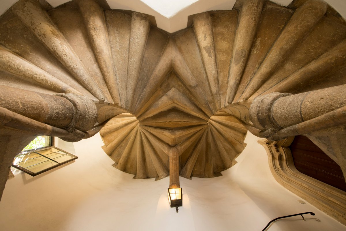 Durant l'any 2023 he tingut aquesta foto com a capçalera del compte de Twitter. És un pla nadir, un contrapicat, d'una de les escales més singulars d'Europa, l'escala duocèntrica del Castell de Graz, a Àustria, construïda els anys 1499-1500. Mini-fil. 📐 | 📷 Stadt Graz/Fischer