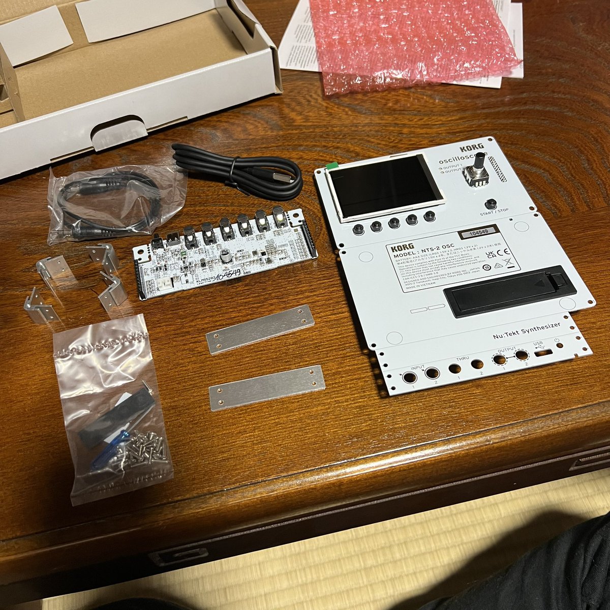 macotom3's tweet photo. ファンタジーゾーンのサントラを聴きながらサクッと組み立て完了。

シンセは左から右方向のレイアウトが多く、ディスプレイのOUT1が右で2が左ってのが気になったけど、背面ジャックの位置に合わせてこうしてあるのかな。

#korg #nts2 https://t.co/xqMclVQHFT